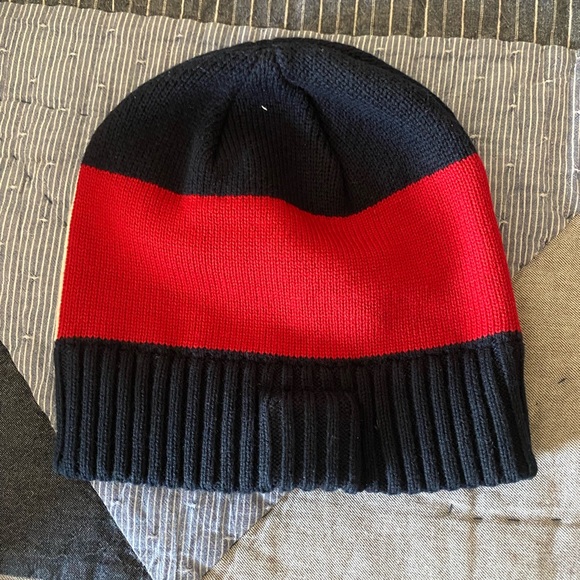Tommy Hilfiger beanie with built in speaker - Picture 2 of 2